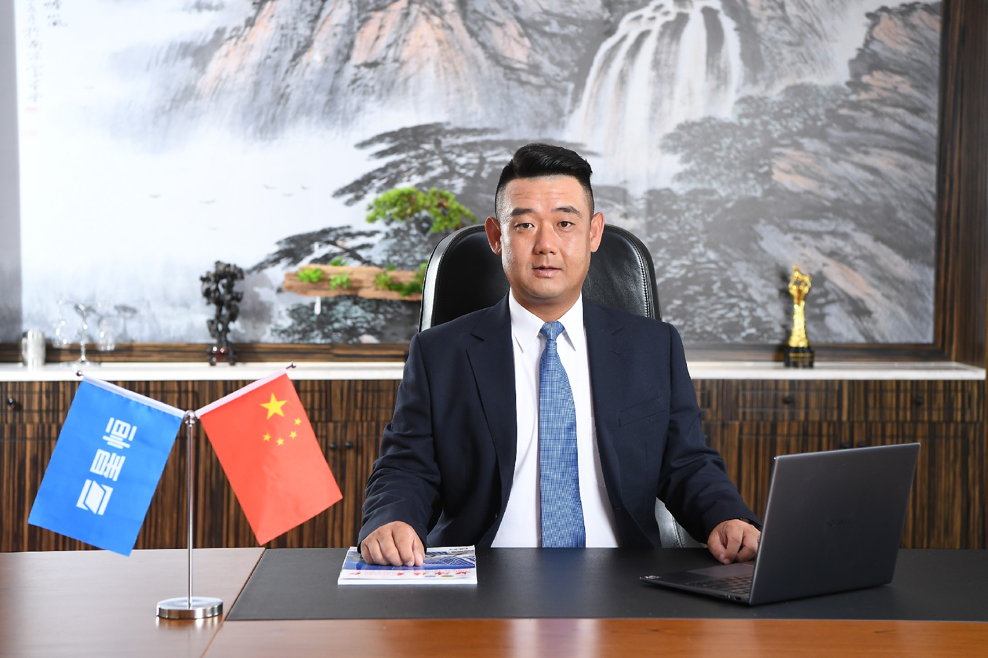 1-冯总单人照.JPG